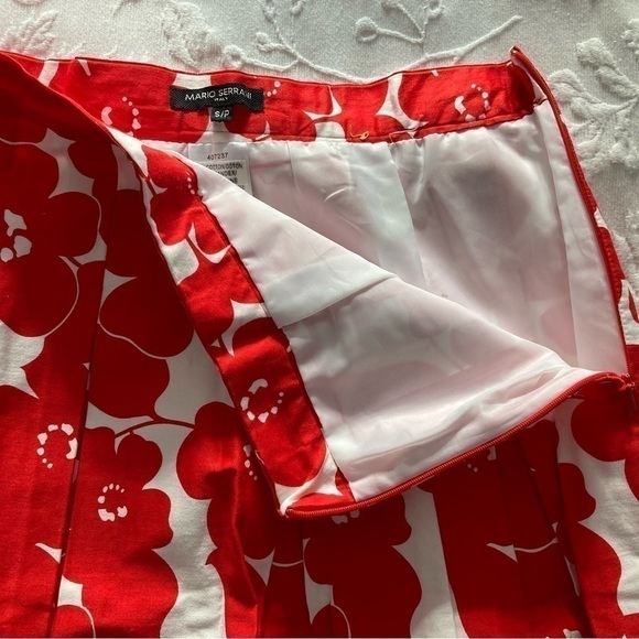 MARIO SERRANI RED AND WHITE FLORAL PLEATED SKIRT- Size Small - Picture 6 of 8